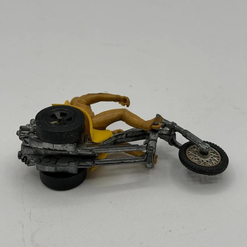 Vintage‎ 1971 Hot Wheels Rumblers Squealer 3 Yellow Trike Bike w/ Rider Damaged